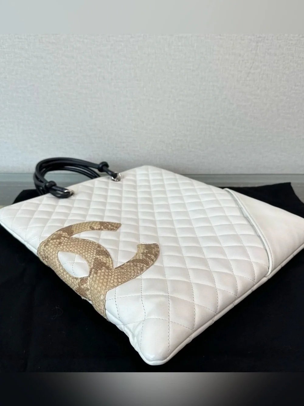 🔥100% Authentic CHANEL White/Beige Python Leather Cambon Runway Flat Tote Bag🔥